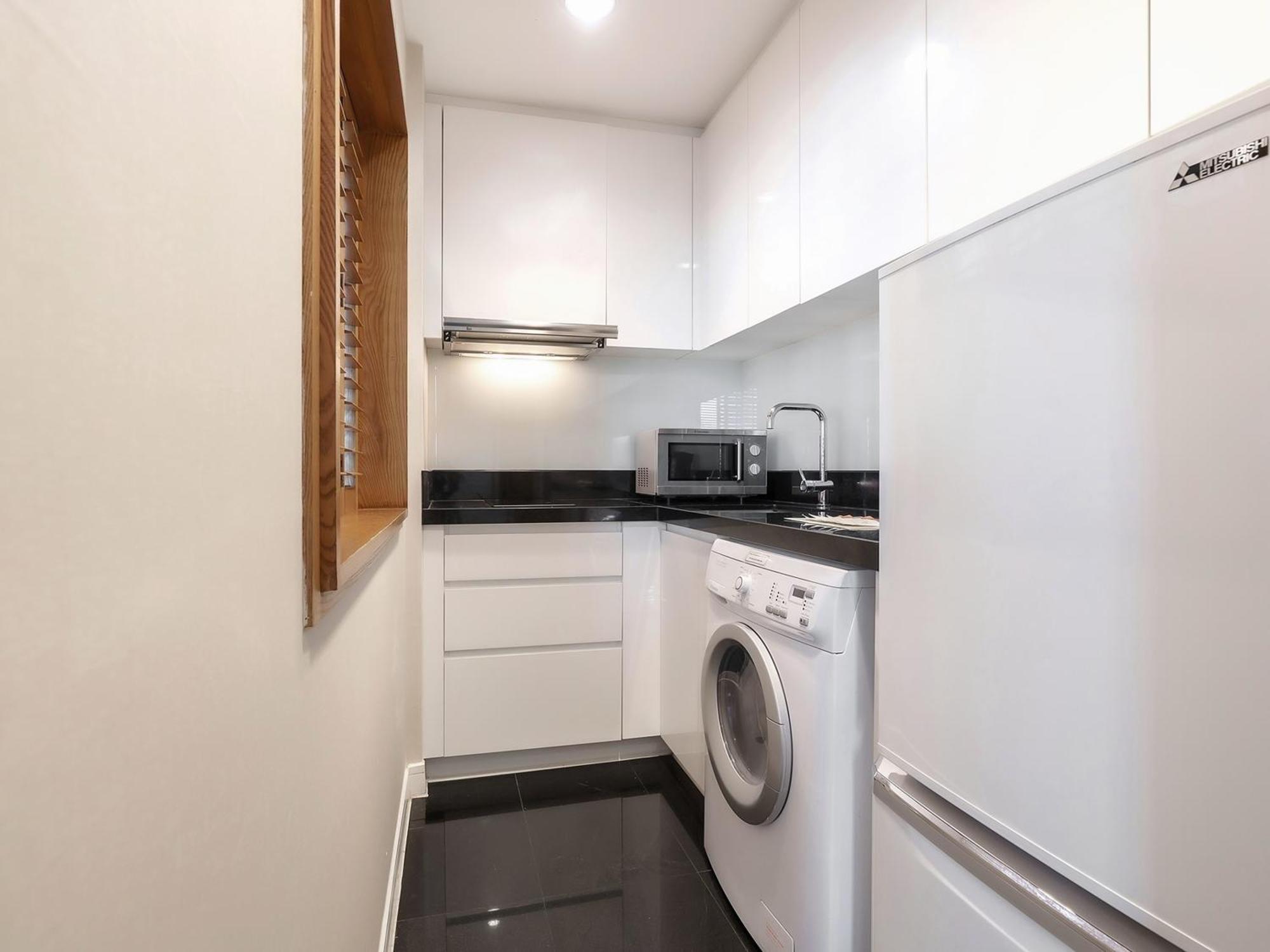 Hotel Grande Centre Point Ploenchit Bangkok Camera foto A small kitchen