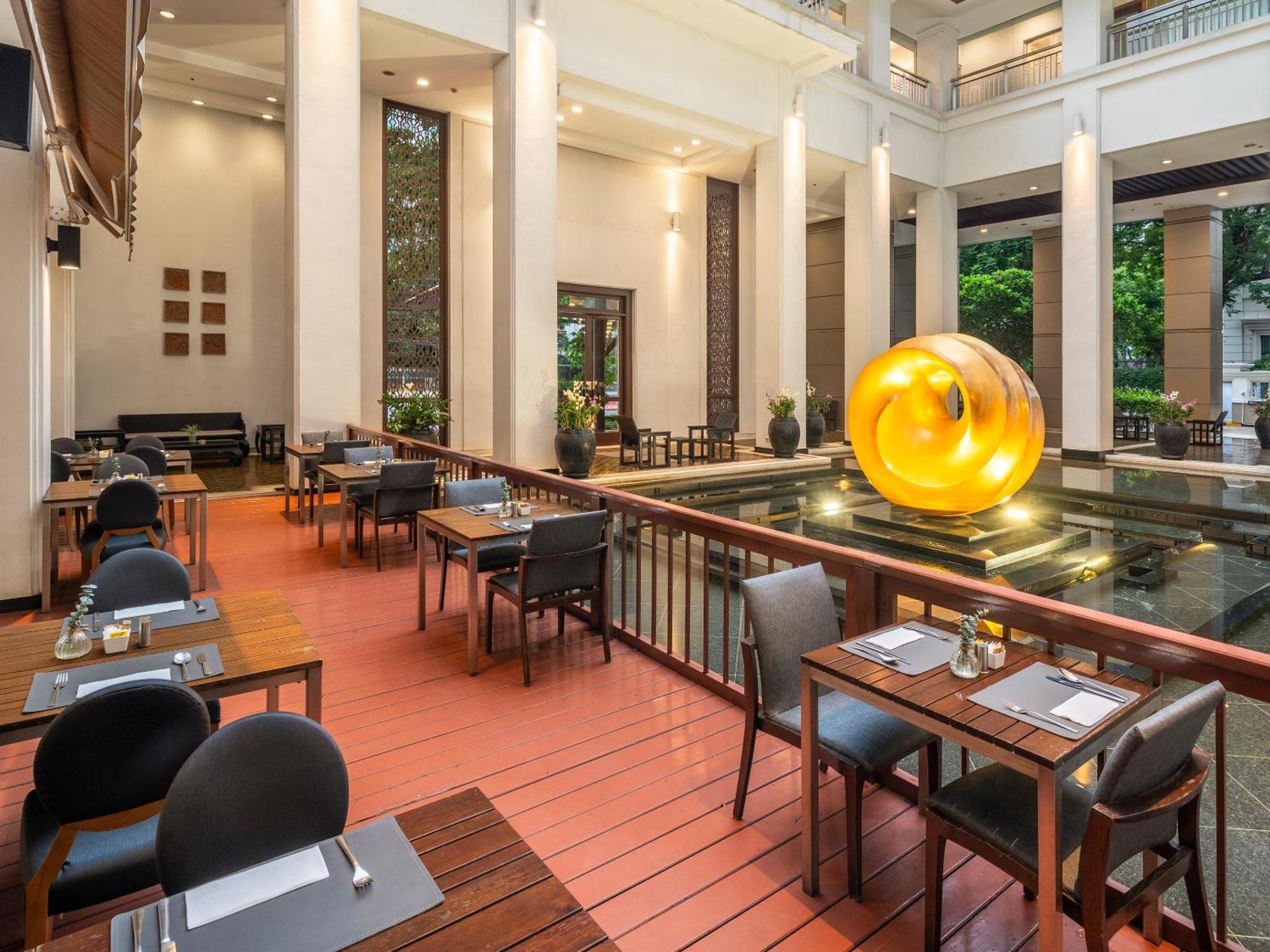 Hotel Grande Centre Point Ploenchit Bangkok Esterno foto The restaurant