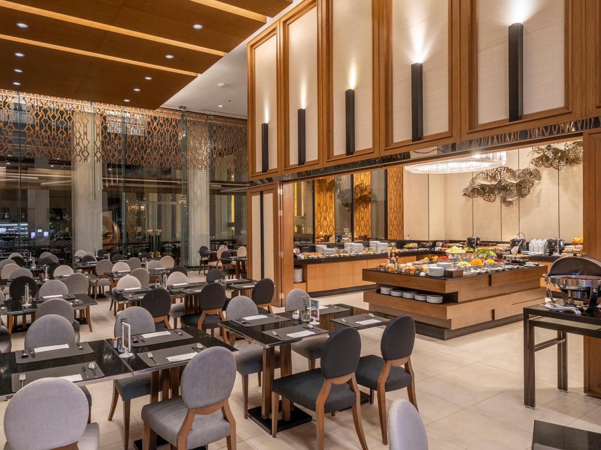 Hotel Grande Centre Point Ploenchit Bangkok Esterno foto The restaurant