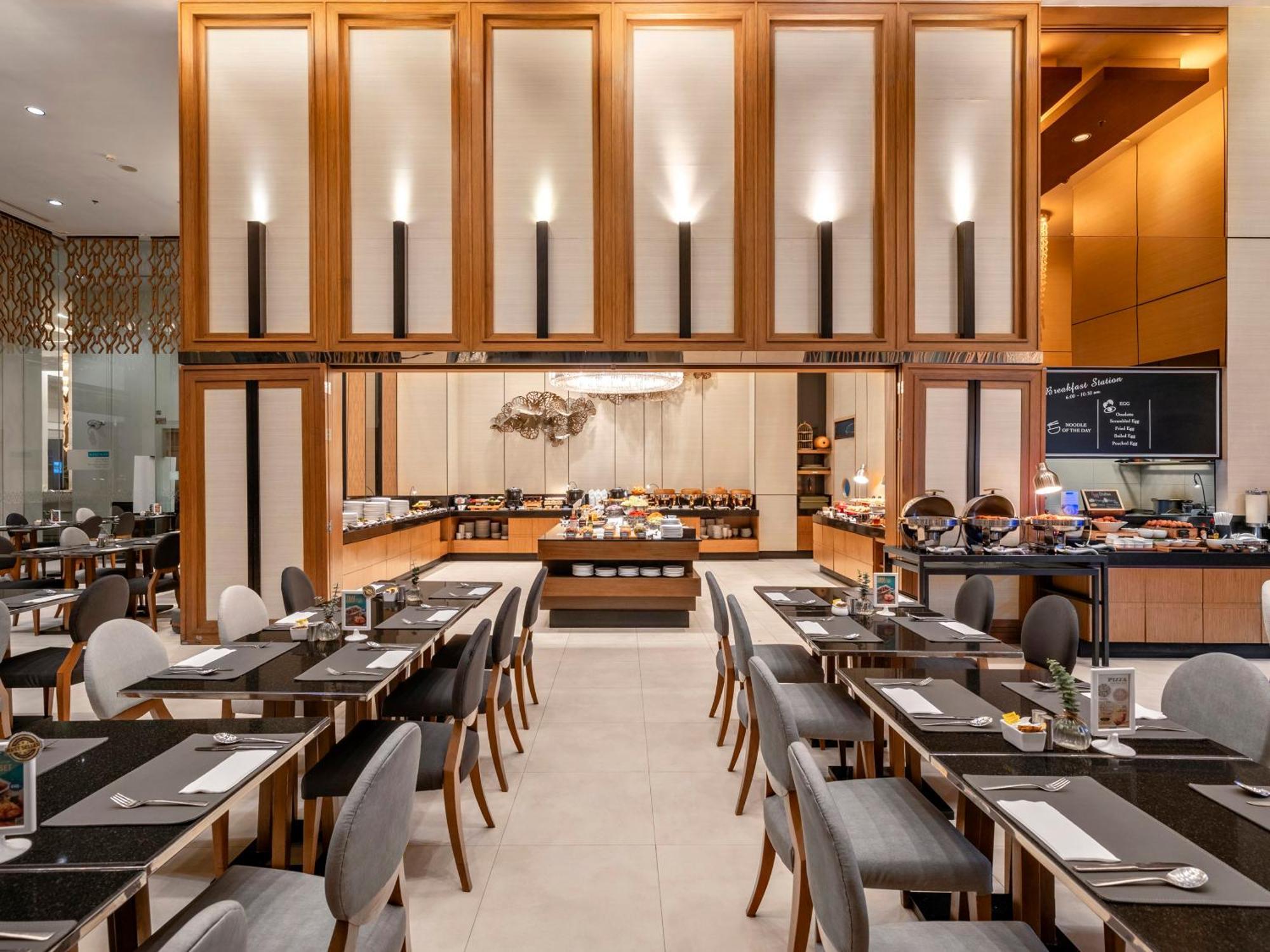 Hotel Grande Centre Point Ploenchit Bangkok Esterno foto The restaurant